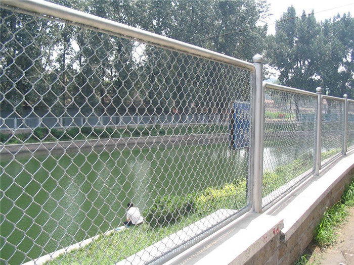 Varma trempis galvanizado Ĉeno Link Fence